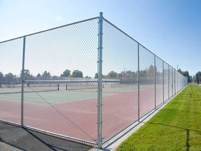 cerca Polímero-revestida dos campos de tênis com portas dobro.