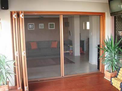 Duas portas deslizantes em uma casa são feitas da tela galvanizada do inseto.
