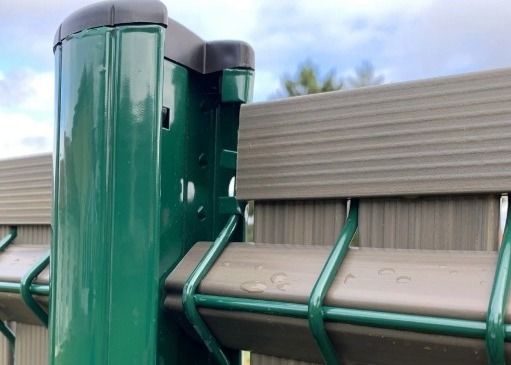 Decoração exterior cerca metálica curva de 4 pés revestida de plástico PVC
