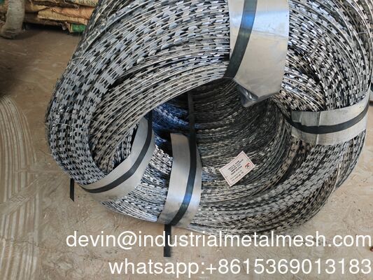 Tela de arame farpado de segurança Bto-22 lâmina de aço inoxidável soldada em rolo