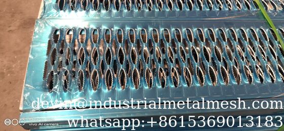 Acero galvanizado mais seguro Punched Grating Anti-Slip Serrated Walkway Grip Strut para ambientes adversos