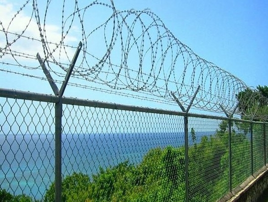 Aplicação de aço galvanizada revestida zinco da cerca do elo de corrente com arame farpado da lâmina