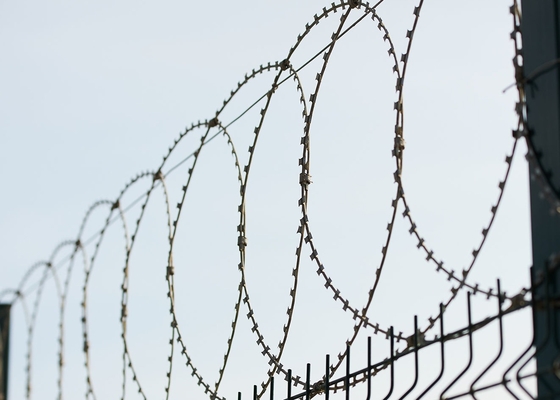 Galvanizado em quente Bto-22 Concertina Razor Wire 450mm Diâmetro da bobina