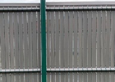 Decoração exterior cerca metálica curva de 4 pés revestida de plástico PVC