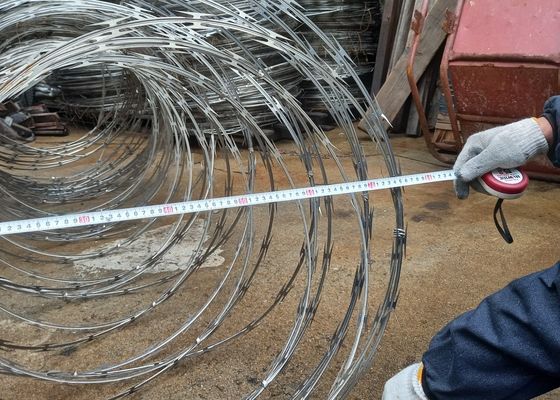Aço inoxidável galvanizado a quente Concertina Razor Blade Barbed Wire Mesh Fence