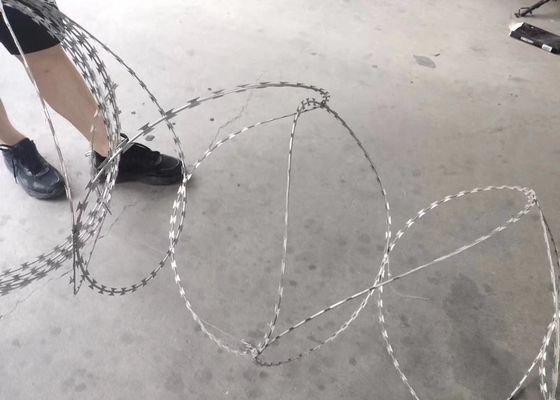 Arame farpado galvanizado de alta segurança Cbt-65 Razor Barbed Wire Concertina Wire para cercas de arame