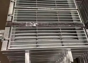 Plataforma de calçada Material metálico DIP galvanizado a quente Grelha de aço de dentado de serra para plataforma de pedal de pé