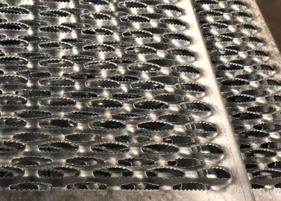 Passos de escada grating de aço galvanizados da tração barra de alumínio, passos perfurados do suporte do aperto