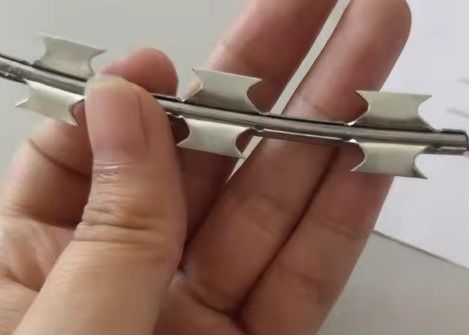 Bto-22 vedação de arame farpado galvanizado a quente