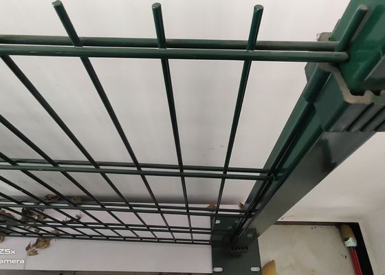 O jardim que cerca o PVC galvanizou a rede de arame soldada 868 Panles 8"” abertura de furo X2
