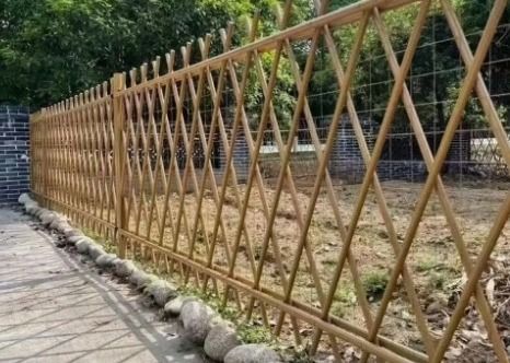 Ferro / Galvanizado Artificial / Imitação vedação de bambu em amarelo com forma de buraco triangular