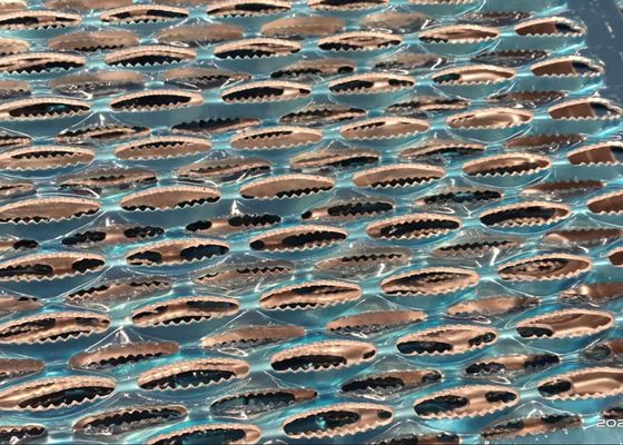 Passos de escada grating de aço galvanizados da tração barra de alumínio, passos perfurados do suporte do aperto