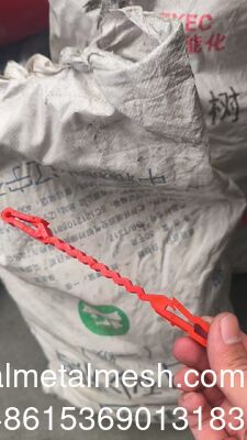 Clips de suporte de plástico vermelho que vão entre o fio da Concertina e o fio