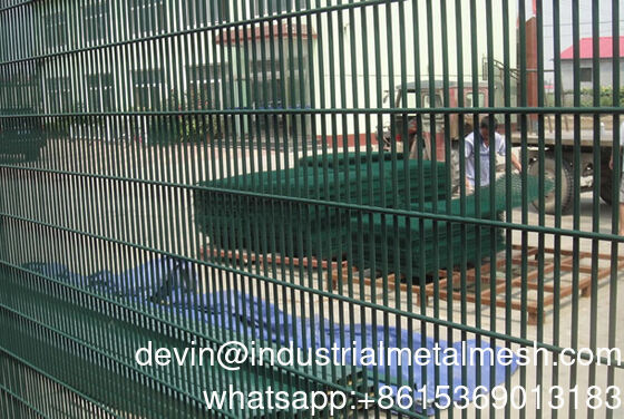 3D Curva V Malha Triângulo Dobragem Aço Galvanizado Malha de arame soldado PVC revestido Anti-Climb Alta Segurança jardim externo Perímetro Ferramenta de fazenda