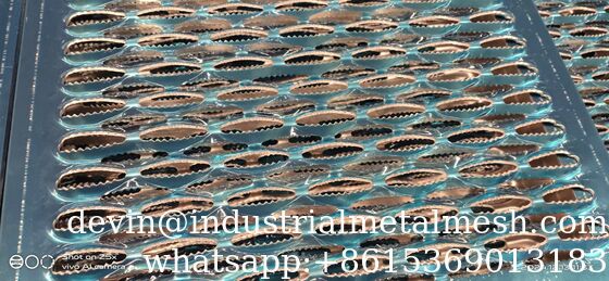 Acero galvanizado mais seguro Punched Grating Anti-Slip Serrated Walkway Grip Strut para ambientes adversos