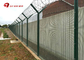 O pó revestiu os painéis que da cerca da rede de arame a segurança soldou o cerco da malha de 358 prisões
