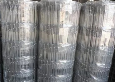 A categoria pesada 8 do rolo 80 15 galvanizou a cerca conservada em estoque da pastagem 50 medidores 100 medidores