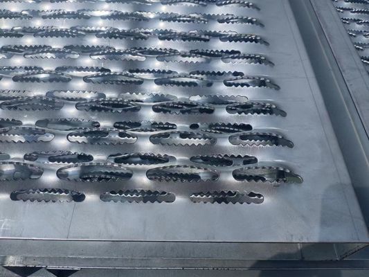Grating de aço galvanizado do aperto do furo de 2mm suporte redondo para o padrão do EN da plataforma da escada