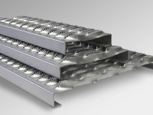 Grating perfurado da prancha do metal do suporte resistente serrilhado do aperto S235 para a passagem