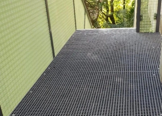 Grelha Pultrudida FRP de 38mm de Espessura com Superfície Granulada e Instalação com Fixação por Parafusos