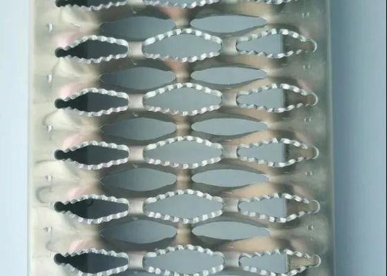 Passarela antiderrapante com furos de boca de jacaré/chapa de alumínio