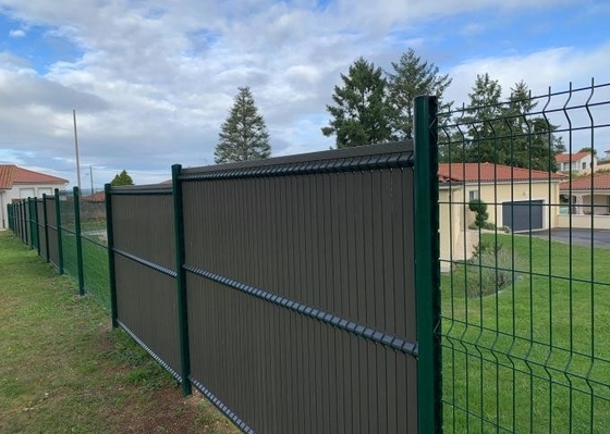 3d curvou a elevação soldada painel de Mesh Garden Fence 1.8m do fio com a veneziana uv plástica do Pvc