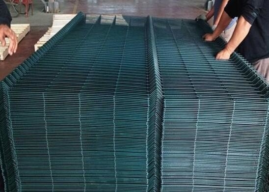 A resistência de corrosão 3d curvou o quadro do metal da cerca da rede de arame com pêssego - datilografe o cargo